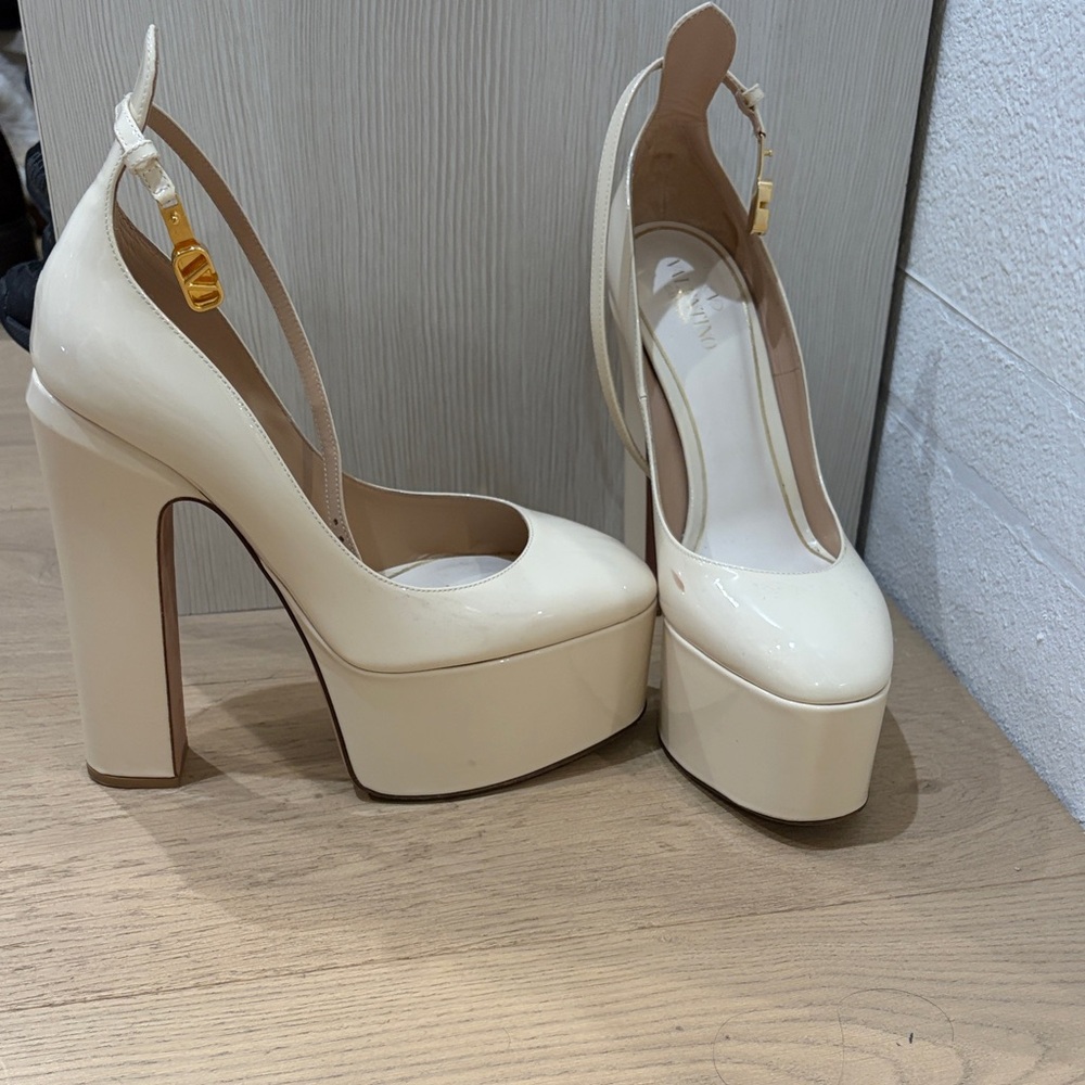 Valentino Cream Patent Platform Slingback Pumps with Gold Accent ONLY WORN ONCE